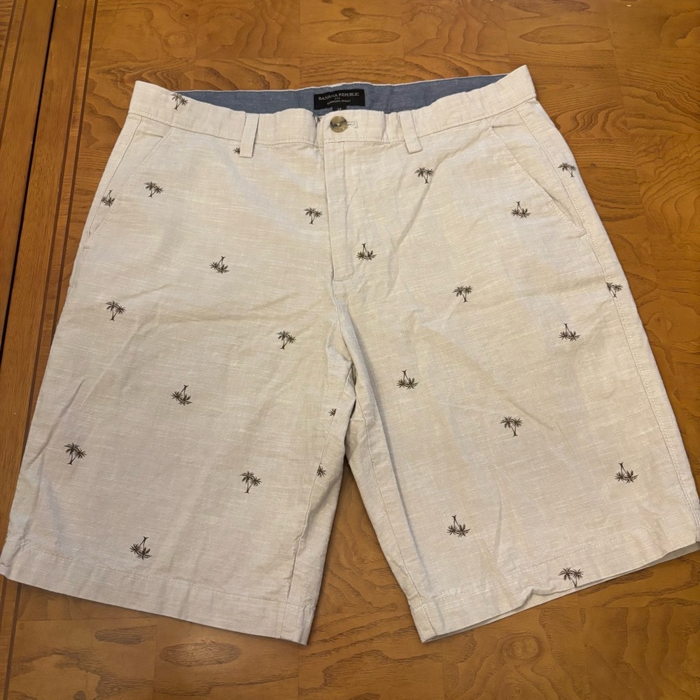 Banana republic men’s  sz 34 Emerson shorts 11 inch‎ inseam tan with palm trees